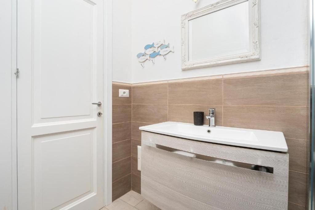 Bellissimo Appartamento Con Veranda Privata Al Centro Di Порто-Ротондо Экстерьер фото